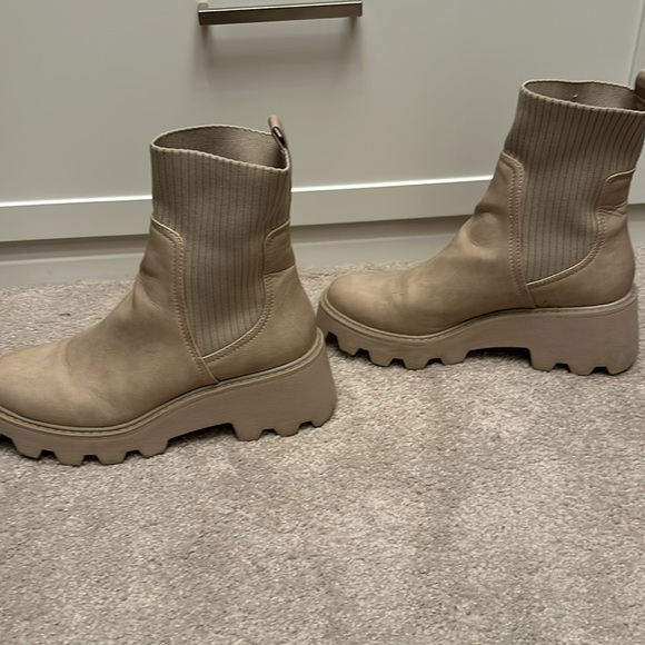 DV Dolce Vita Chelsea Lug Boot - Picture 4 of 6